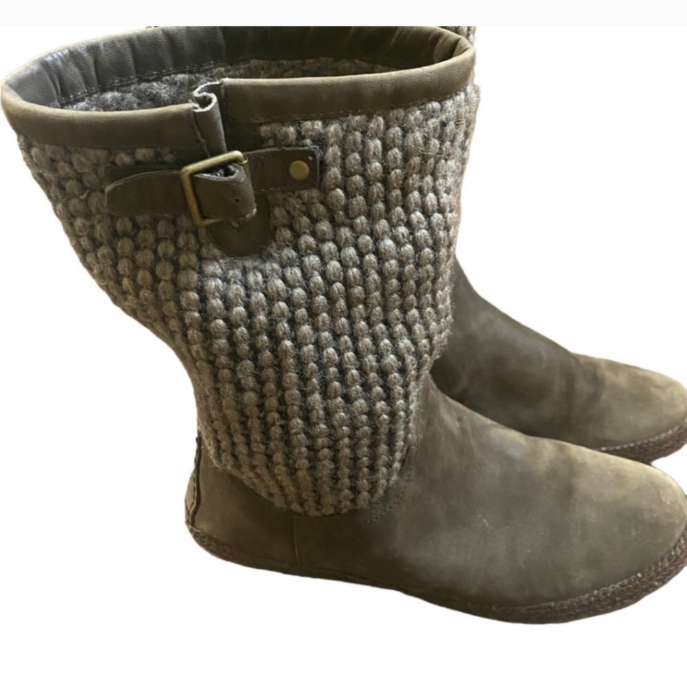 Ugg Australian Lyza  grey boots -reposhed from @fashionista6869/Mary Beth E